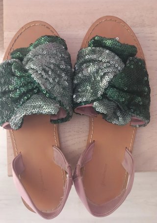 Sandalias Stradivarius verdes y rosas