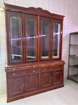 Vitrina de madera y cristal
