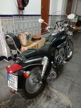 Kymco Cruiser Moto Negra y Roja