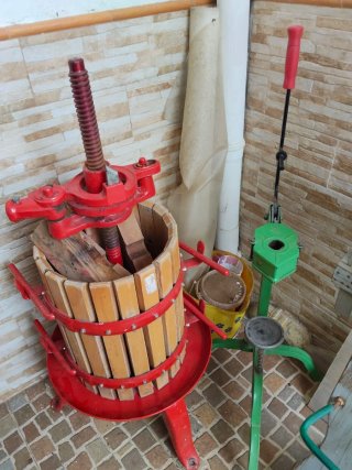 Bidones vino, prensa y utensilios