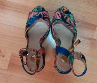 Sandalias de tacón con estampado tropical