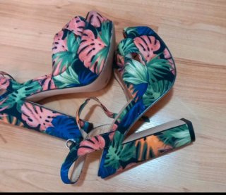 Sandalias de tacón con estampado tropical