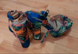 Sandalias de tacón con estampado tropical