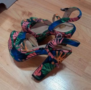 Sandalias de tacón con estampado tropical