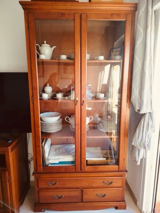 Mueble de salón madera vitrina cajones y librería