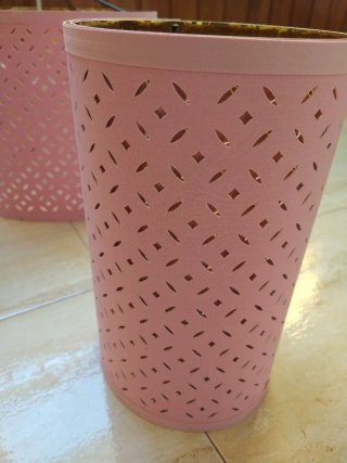 Lámpara colgante rosa y dorada
