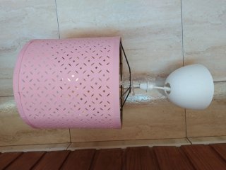 Lámpara colgante rosa y dorada