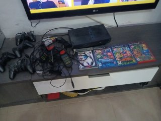 PlayStation 2 con 4 mandos y juegos Buzz