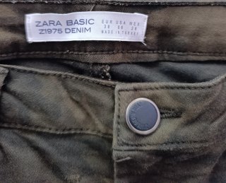 Pantalón camuflaje Zara. Talla 38
