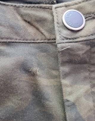 Pantalón camuflaje Zara. Talla 38