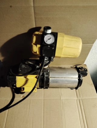 Bomba de agua con manómetro