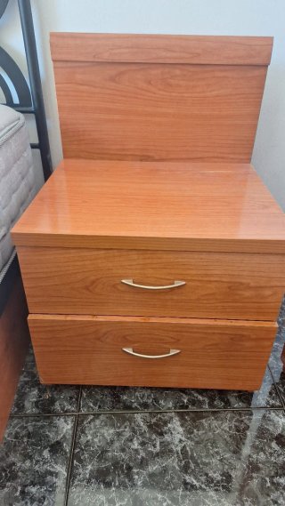 2 Mesitas de noche de madera