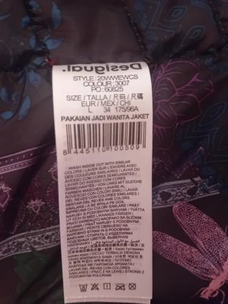 Abrigo rojo Desigual estampado letras.