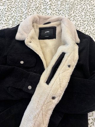 Cazadora pana y borrego  Pull and bear negra