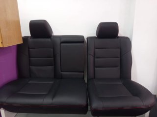Asientos Golf 5-6 Negro con Costuras Rojas