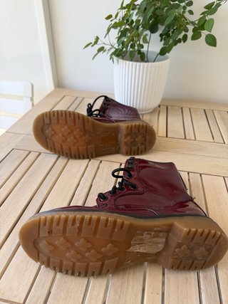 Botas de charol mujer burdeos