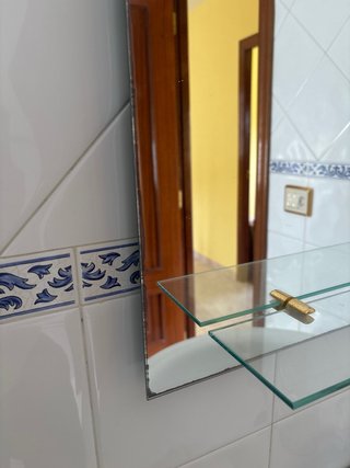 Espejo de baño con estante