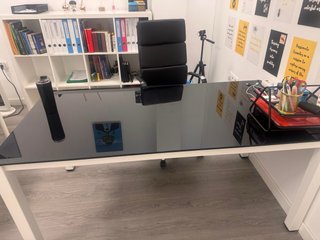 Mesa de cristal y metal