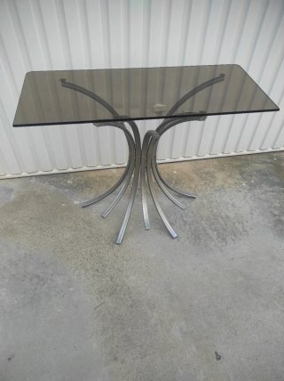 Mesa vintage cristal ahumado y cromo 70s