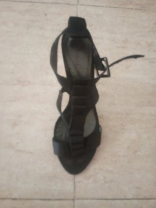 Sandalias negras tacón