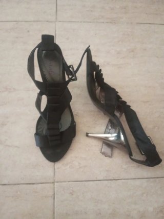 Sandalias negras tacón