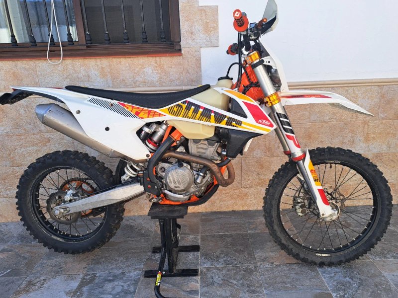 Moto Enduro KTM Naranja y Blanca