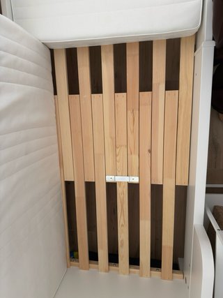Cama infantil blanca con colchón
