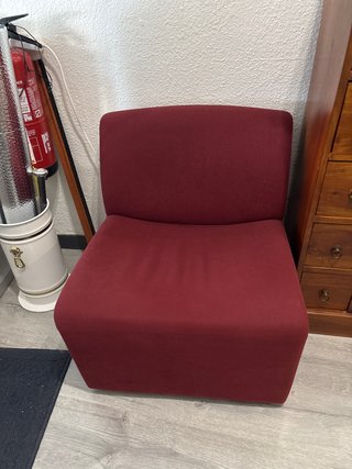 Due poltrone singole in tessuto rosso