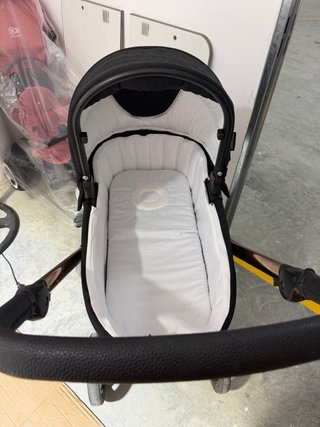 Carro de bebé negro