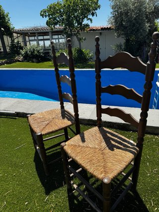 Sillas de madera y mimbre (2 unidades)