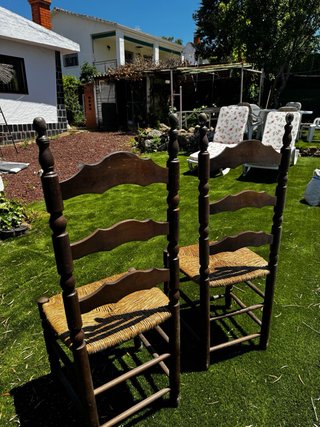 Sillas de madera y mimbre (2 unidades)