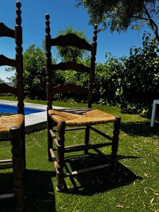 Sillas de madera y mimbre (2 unidades)