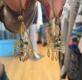 Pendientes largos diseño artesanal oro y esmeralda