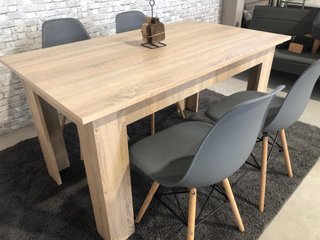 Comedor Mesa + 4 Sillas Madera y Plástico