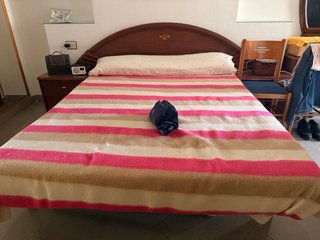 Set completo di camera da letto con tavoli e comodini