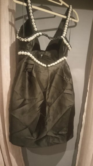 Vestido negro con perlas