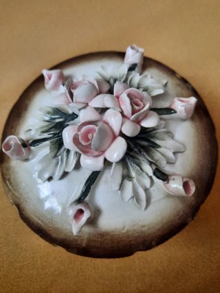 Cajita de porcelana antigua con flores.