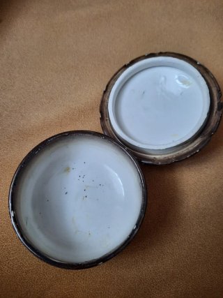 Cajita de porcelana antigua con flores.