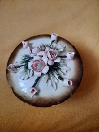 Cajita de porcelana antigua con flores.