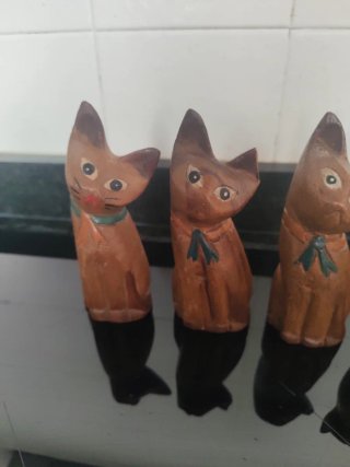 5 gatti in legno intagliato