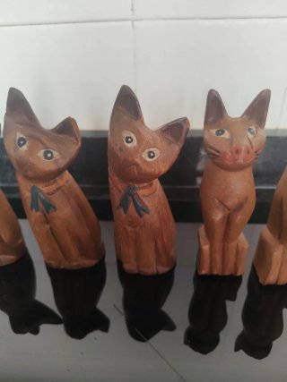 5 gatti in legno intagliato