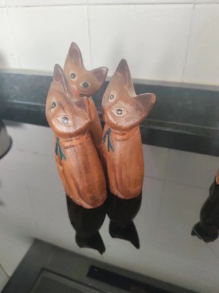 5 gatti in legno intagliato