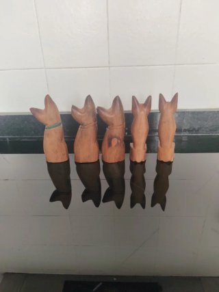 5 gatti in legno intagliato