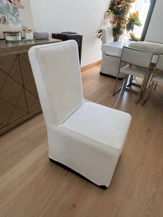 Cuatro sillas iguales de comedor beige lino
