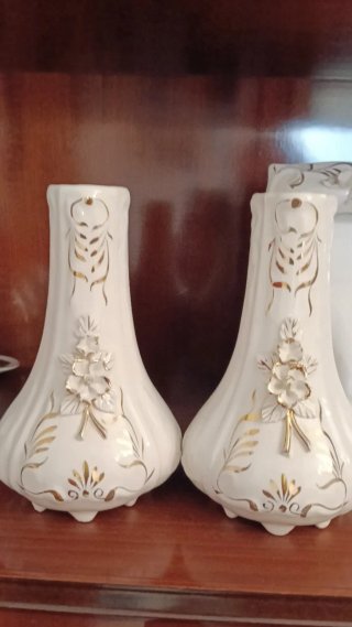 Conjunto de porcelana blanco y dorado