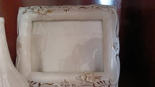 Conjunto de porcelana blanco y dorado
