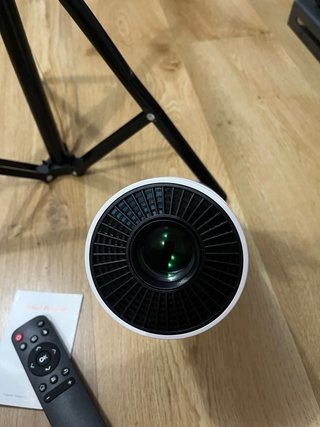 Proyector con soporte y mando