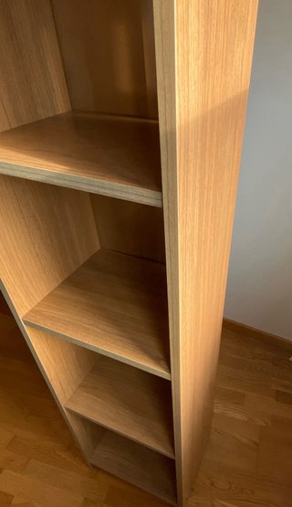 Estantería de madera color beige y marrón
