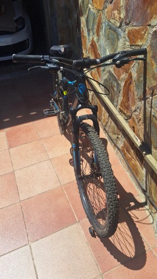 Bicicleta de montaña negra y azul