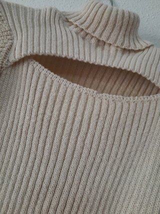 Jersey de cuello alto beige con abertura